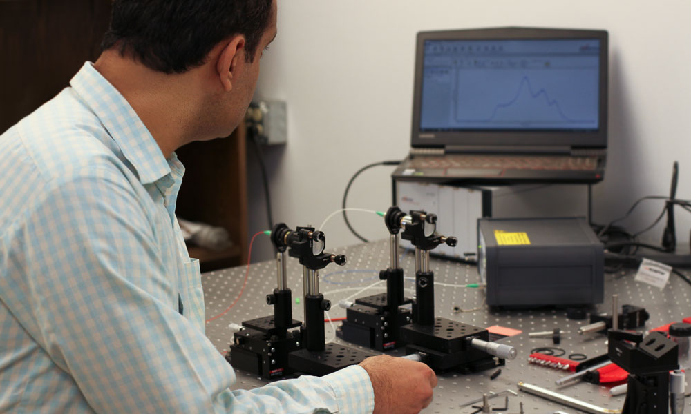 Visiting scholar Ramzan Ullah working in the Biophotonics Lab at Marquette