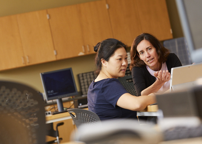 Dr. Taly Gilat-Schmidt works with female student in imaging lab