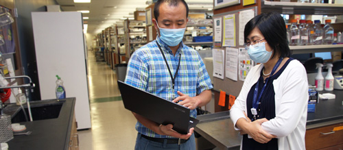 Dr. Bo Wang works with student in the Tissue Regenerative Engineering Laboratory